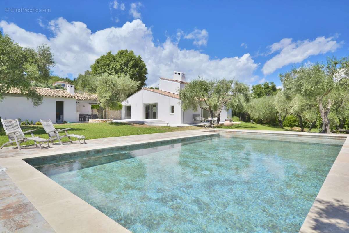 Maison à CHATEAUNEUF-GRASSE