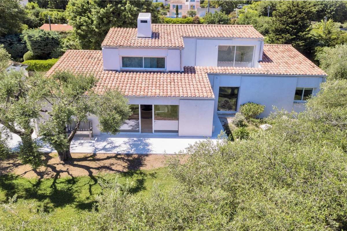 Maison à CHATEAUNEUF-GRASSE