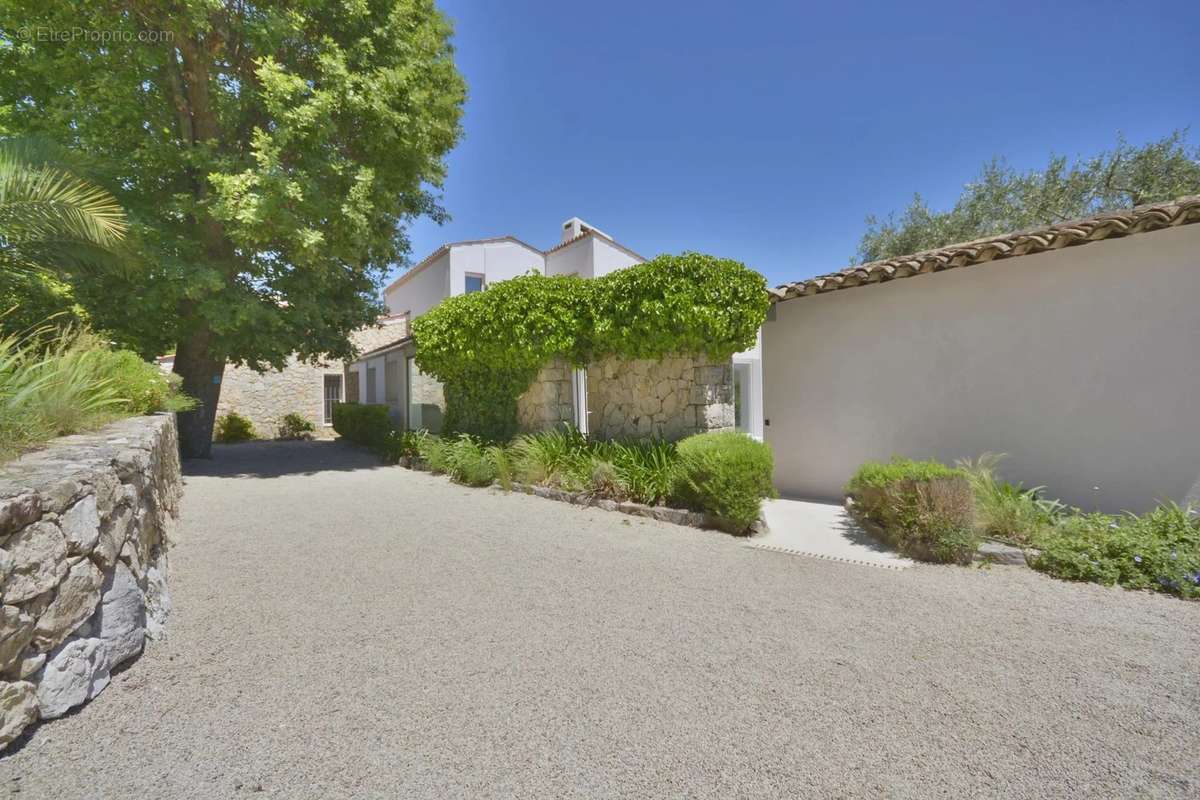 Maison à CHATEAUNEUF-GRASSE