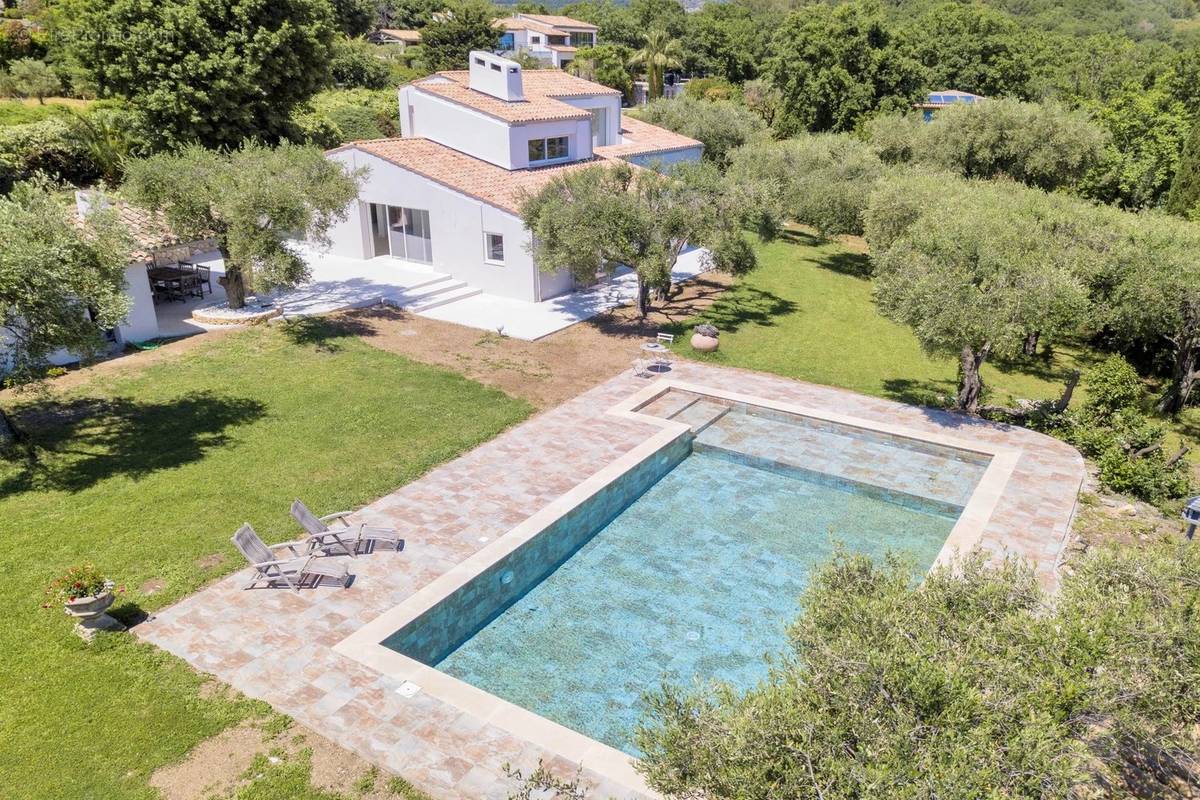 Maison à CHATEAUNEUF-GRASSE