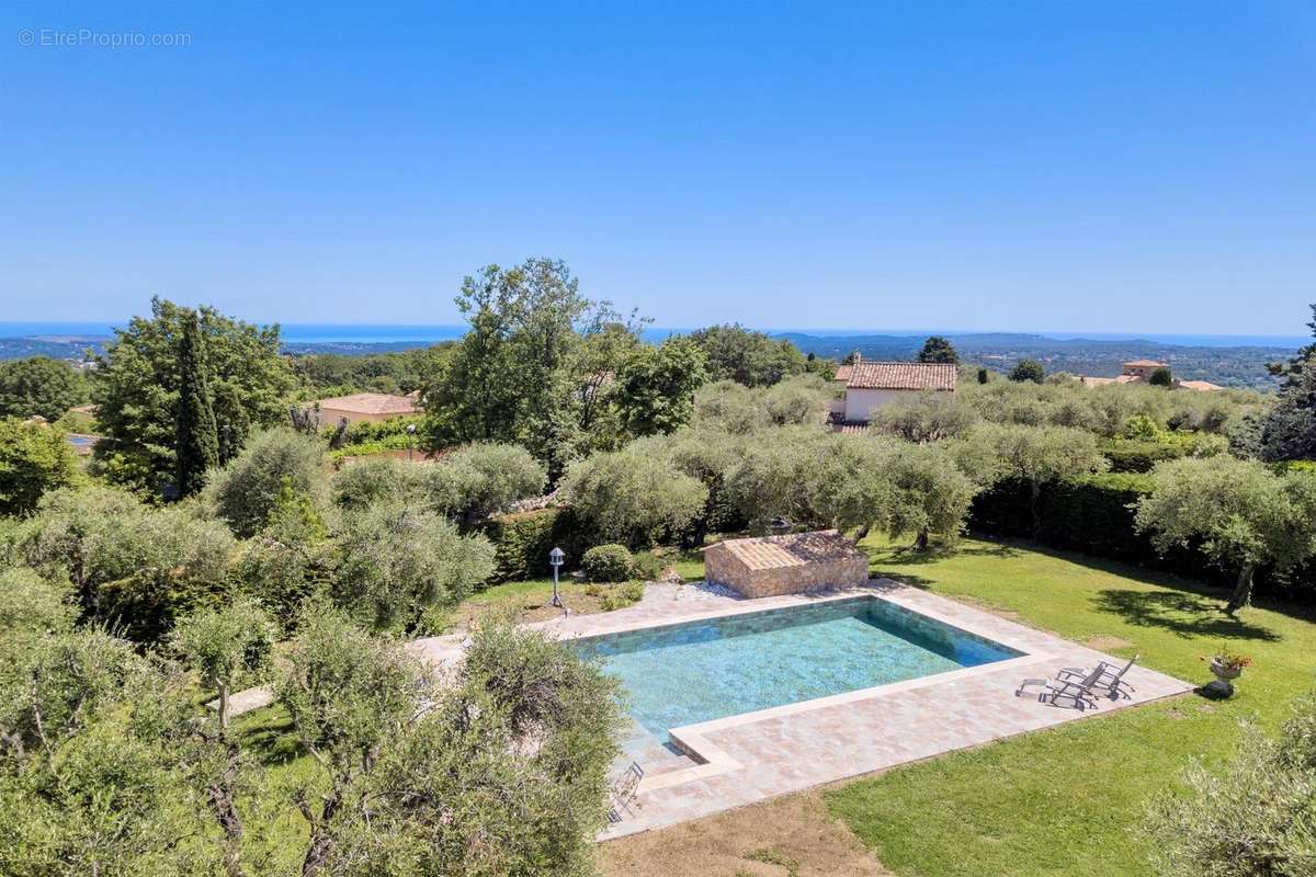 Maison à CHATEAUNEUF-GRASSE