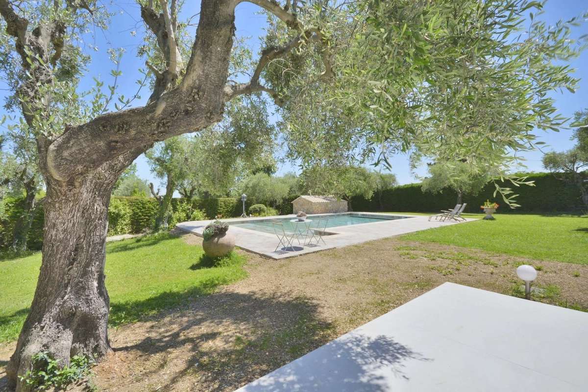 Maison à CHATEAUNEUF-GRASSE