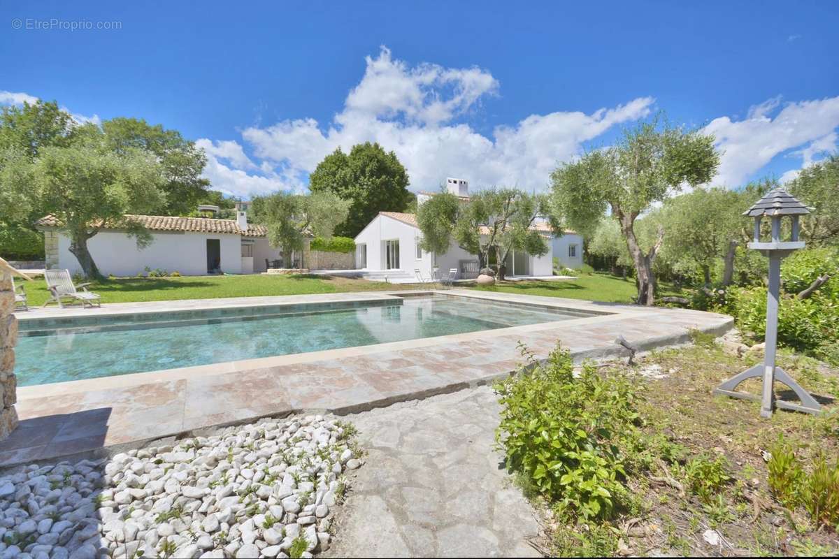 Maison à CHATEAUNEUF-GRASSE