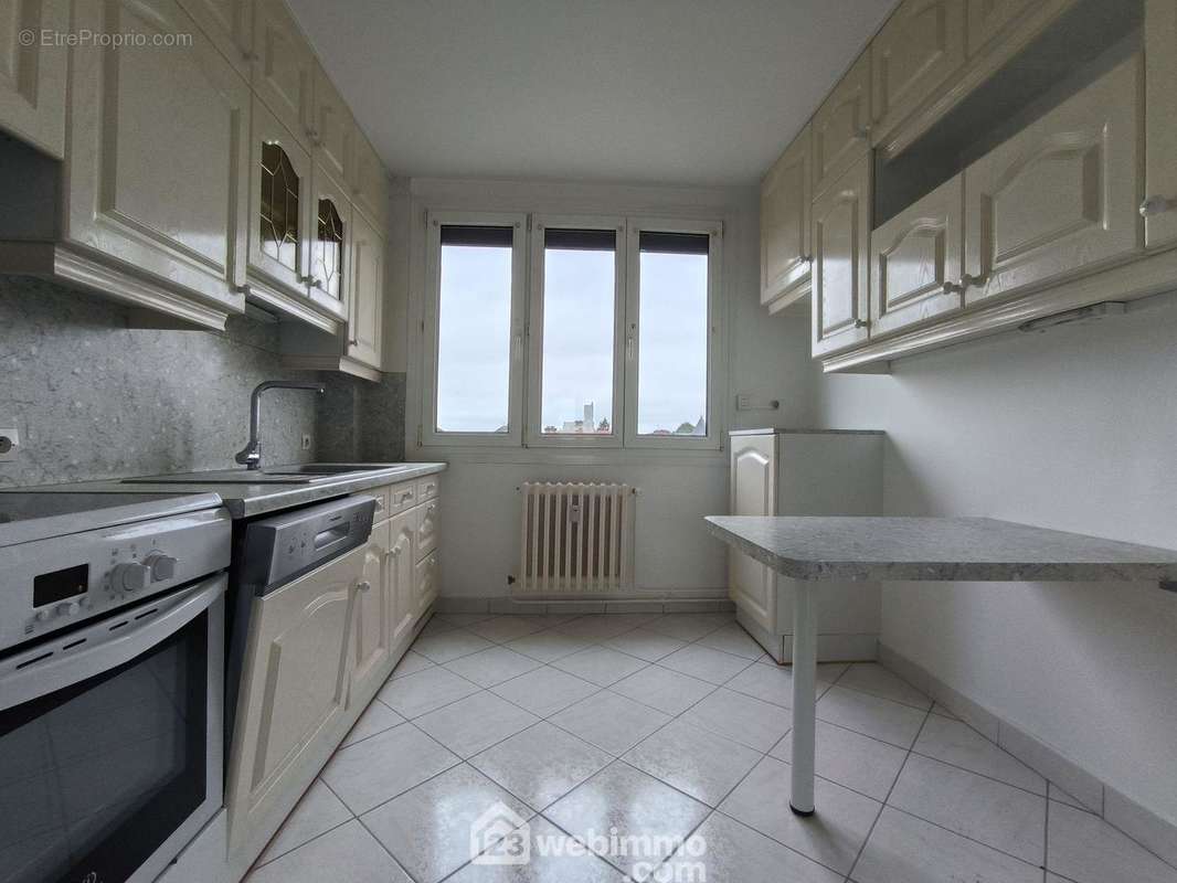 La cuisine de 9 m² est aménagée et équipée, vous profitez également d&#039;un cellier de 3 m² très pratique pour le stockage - Appartement à SOISSONS