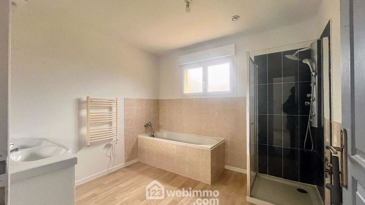 Pièce d&#039;eau agréable et fonctionnelle avec sa baignoire et sa douche ! - Maison à LITHAIRE