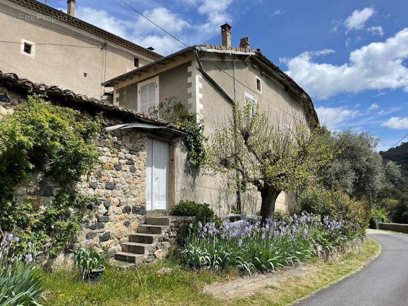   - Maison à PONT-DE-LABEAUME