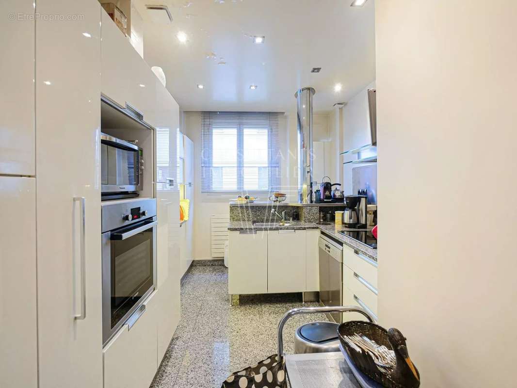 Appartement à NEUILLY-SUR-SEINE