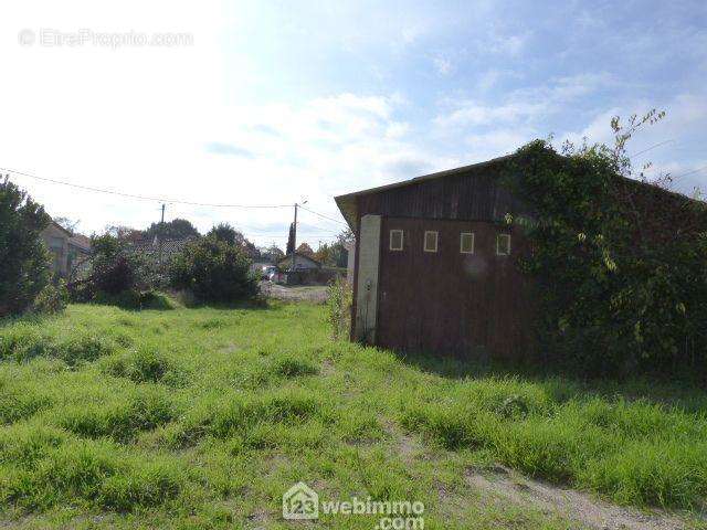 Le terrain possède un garage. - Terrain à SAINT-MEDARD-EN-JALLES