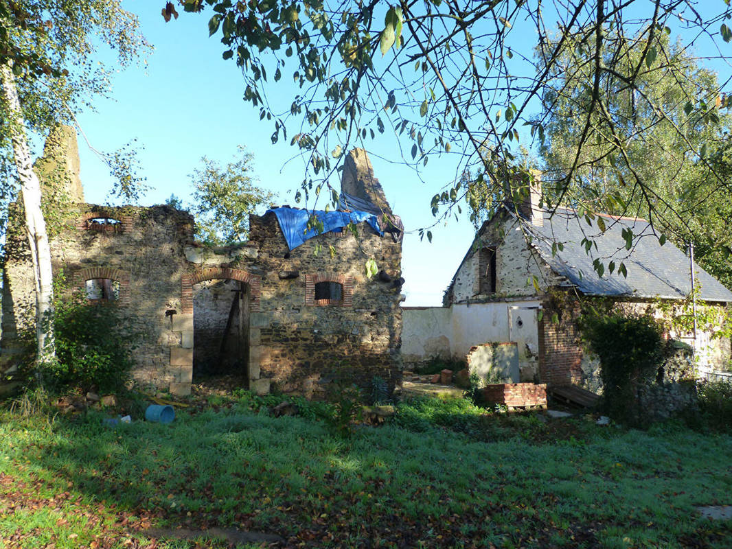 Terrain à COSSE-LE-VIVIEN