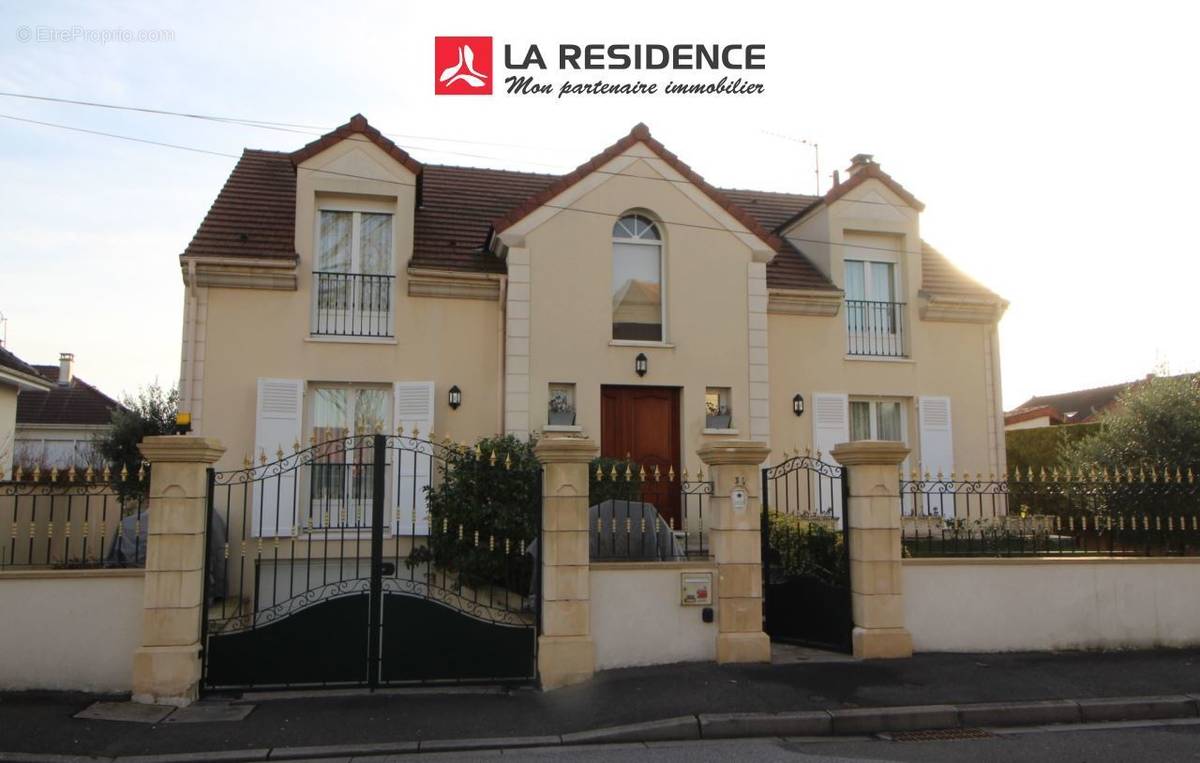 Maison à LES CLAYES-SOUS-BOIS