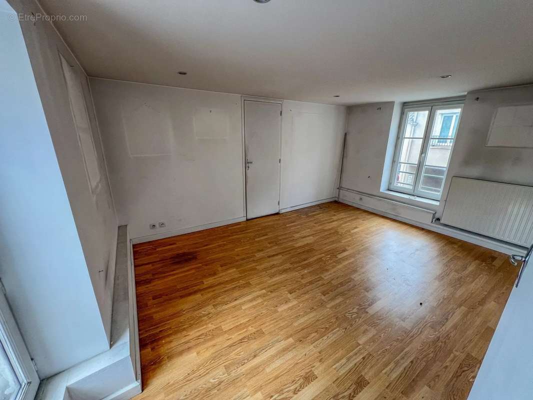 Appartement à LE MESNIL-SAINT-DENIS