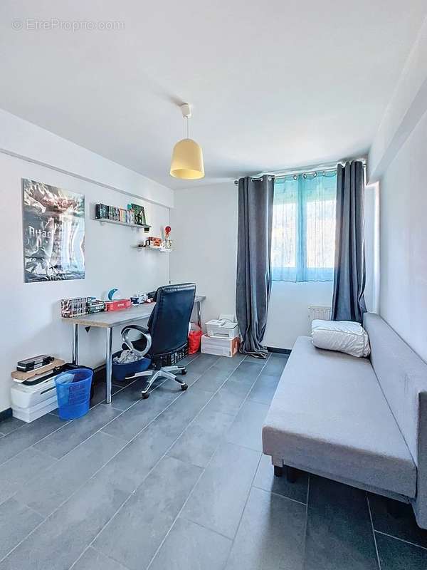 Appartement à SAINT-LAURENT-DU-VAR