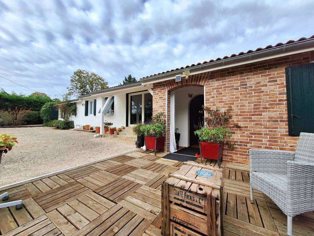 Plein pied/ bungalow - Maison à MONLEON-MAGNOAC