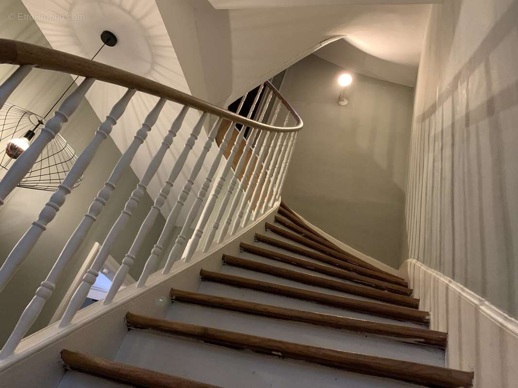 escalier pour accès aux étages - Maison à AUCH