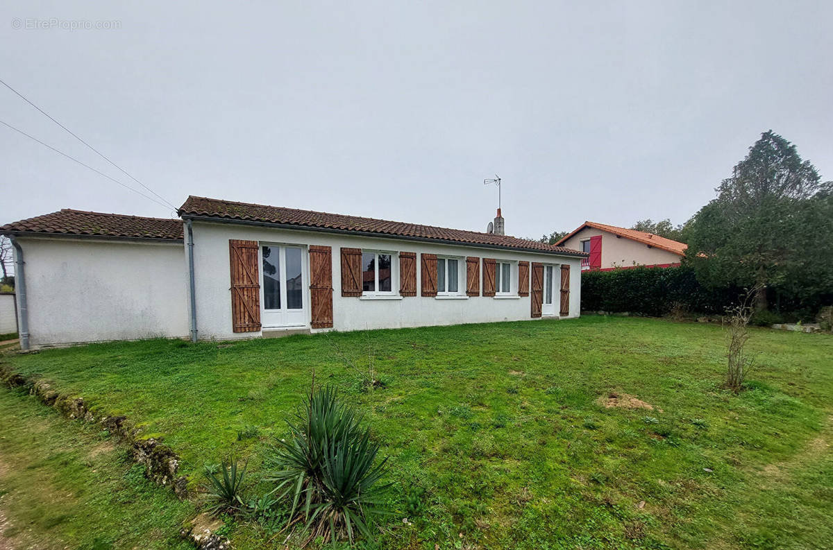 Maison à LENCLOITRE