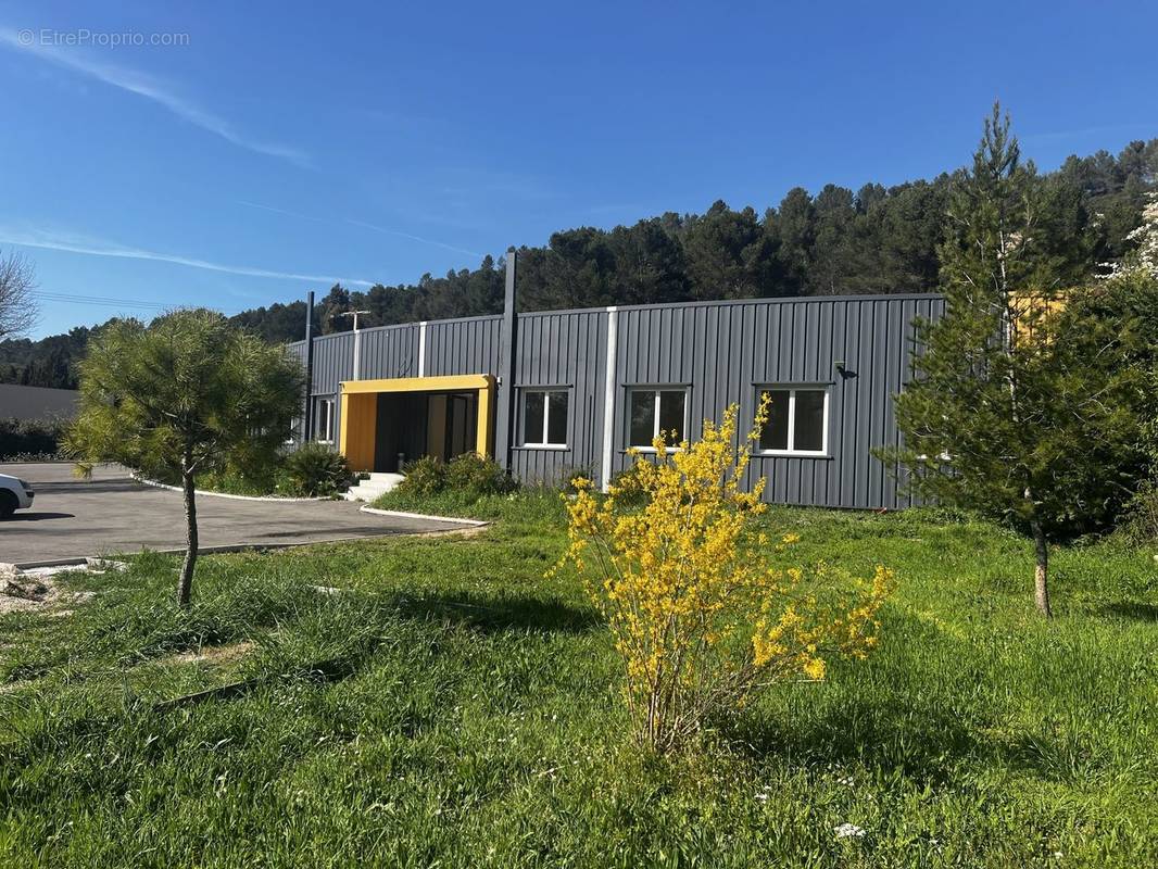 Commerce à CHATEAUNEUF-LE-ROUGE