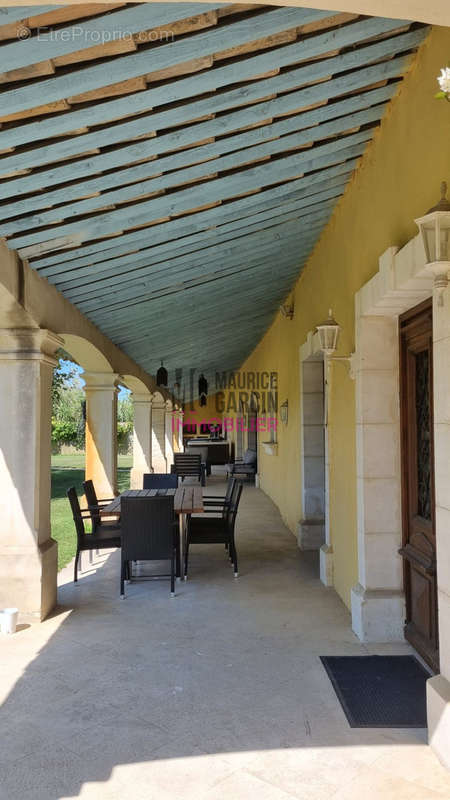 Terrasse couverte - Maison à ENTRAIGUES-SUR-LA-SORGUE