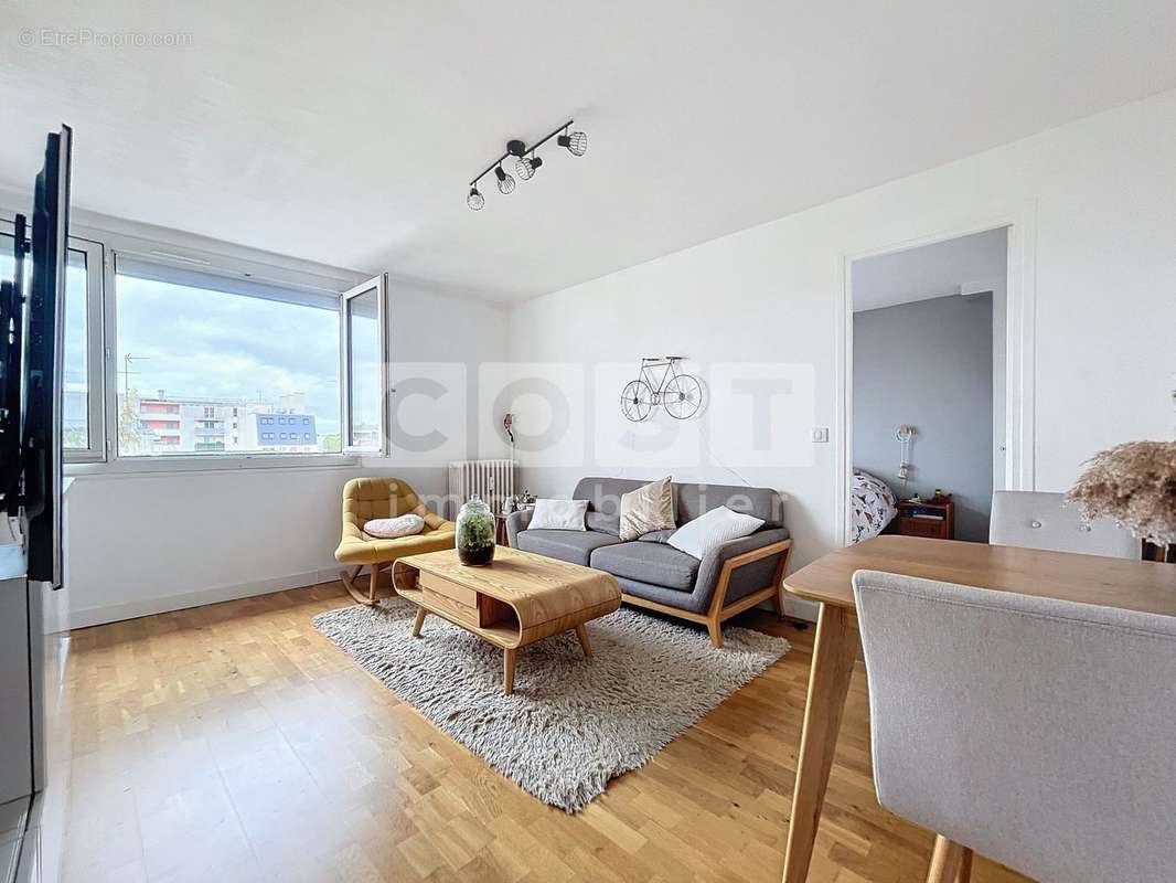 Appartement à COURBEVOIE