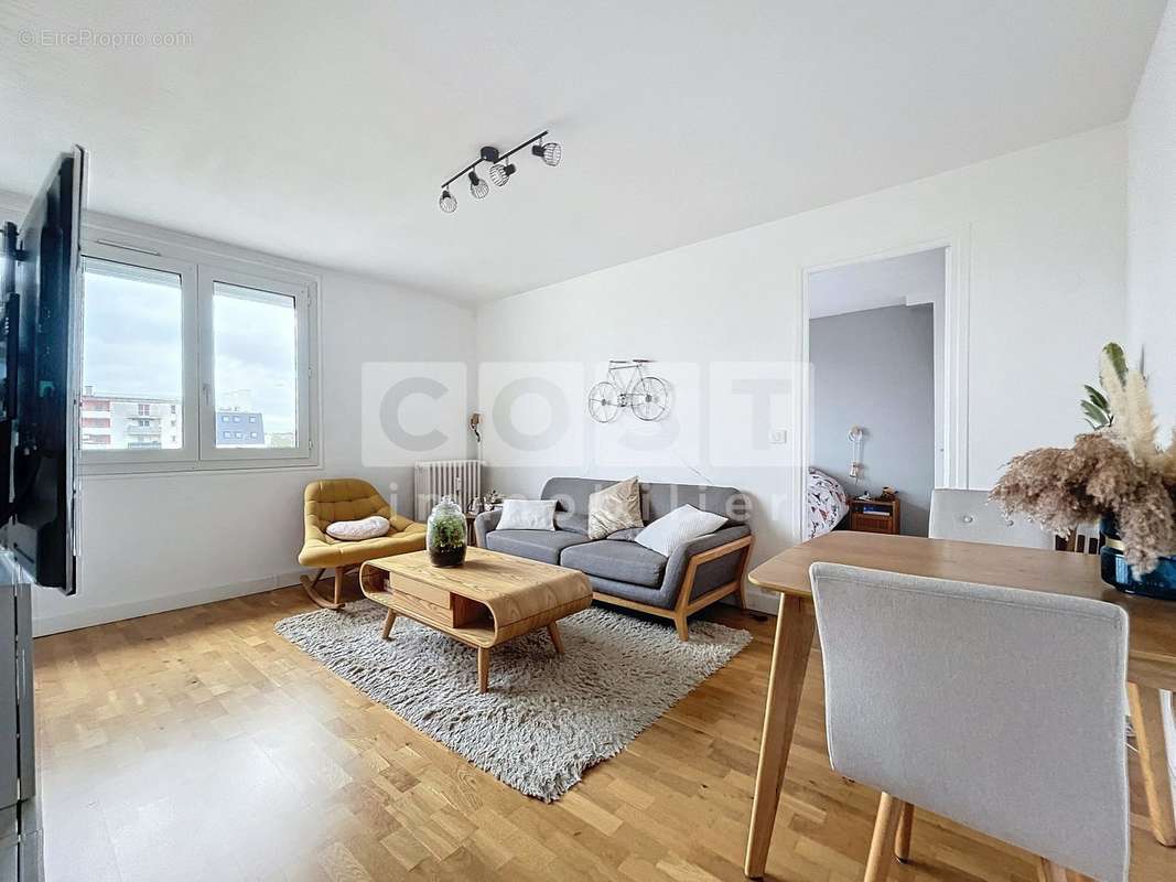 Appartement à COURBEVOIE