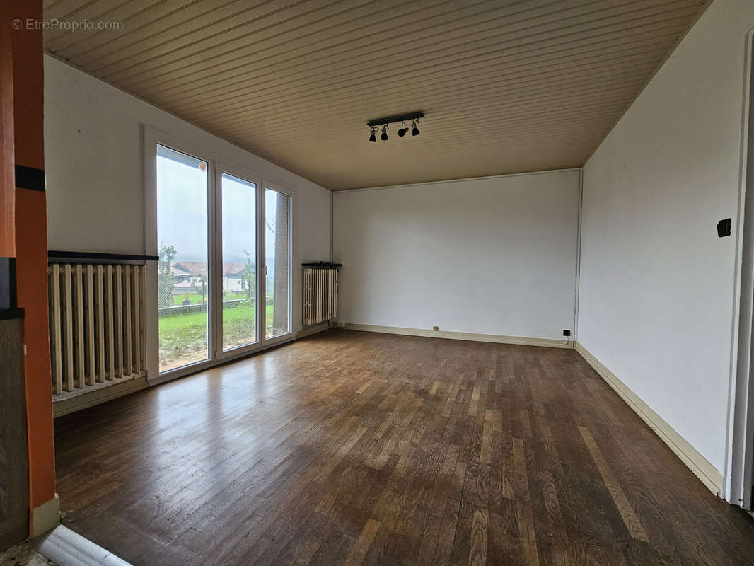 Appartement à ORCHAMPS-VENNES