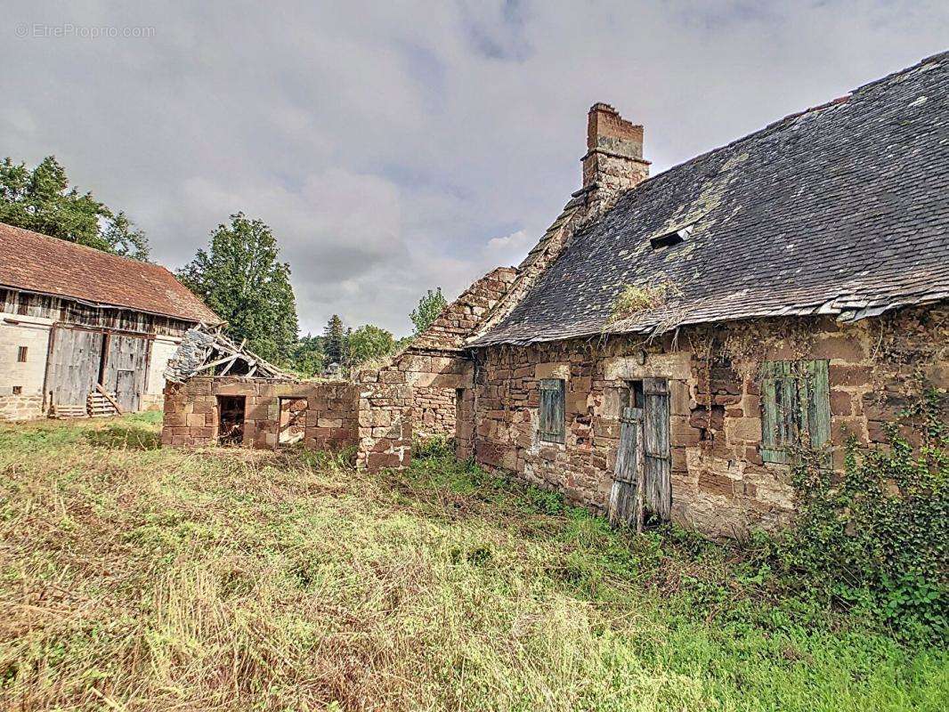 Maison à SAINT-PANTALEON-DE-LARCHE