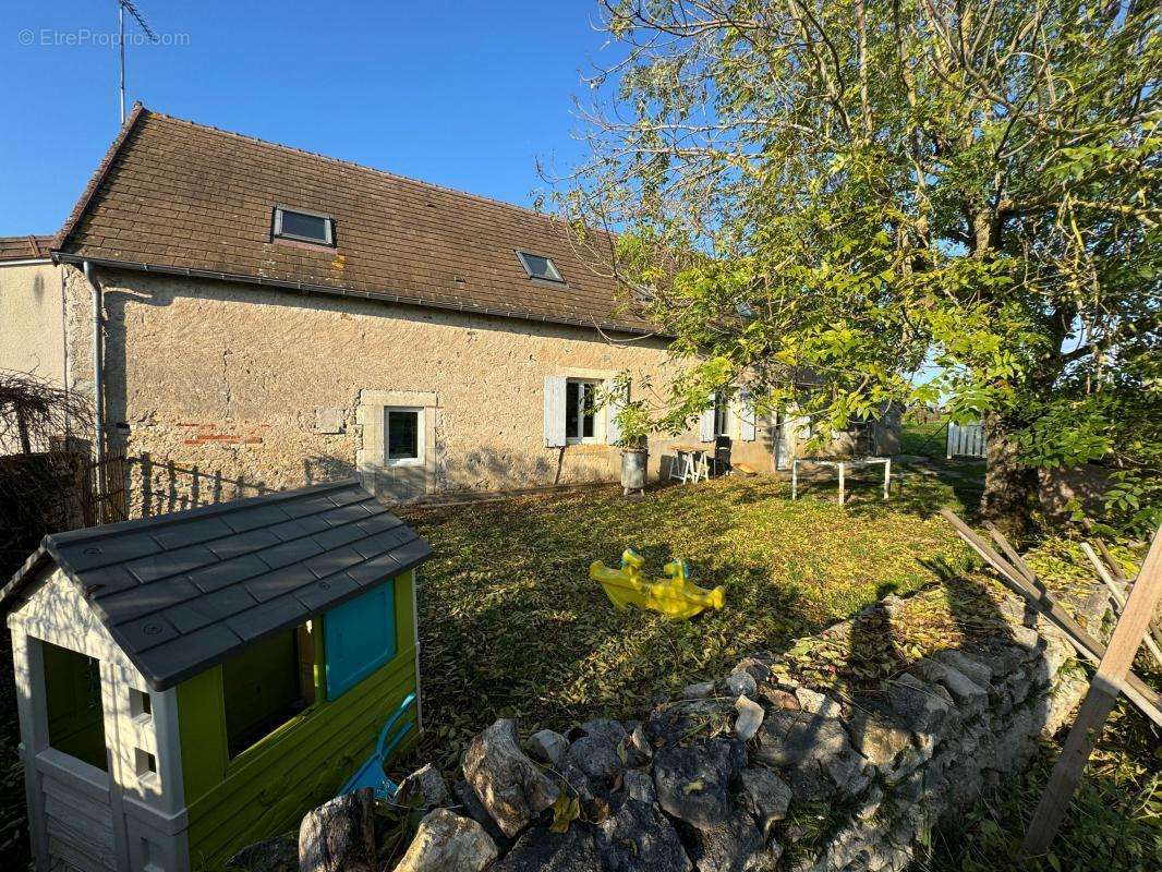 Maison à BESSAIS-LE-FROMENTAL