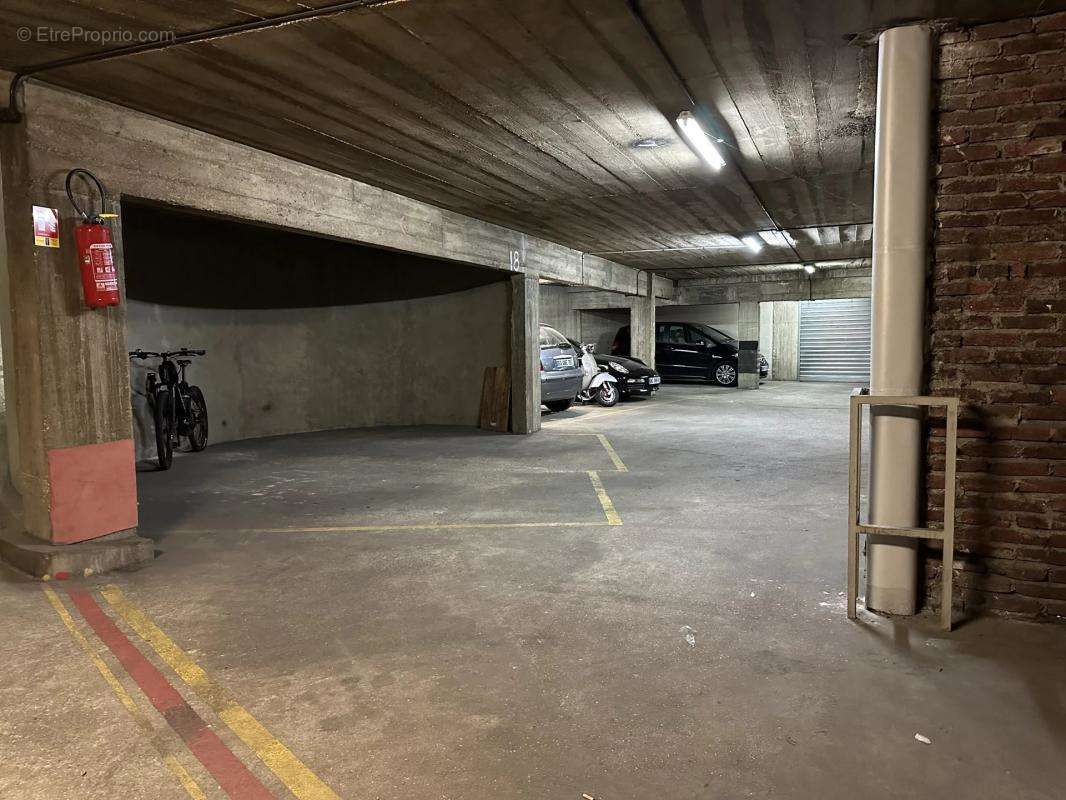 Parking à PARIS-16E