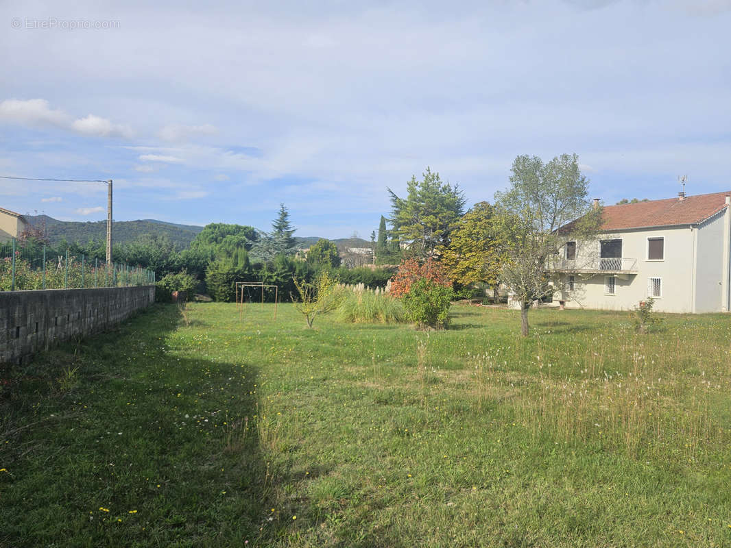 Terrain à SAINT-JULIEN-LES-ROSIERS