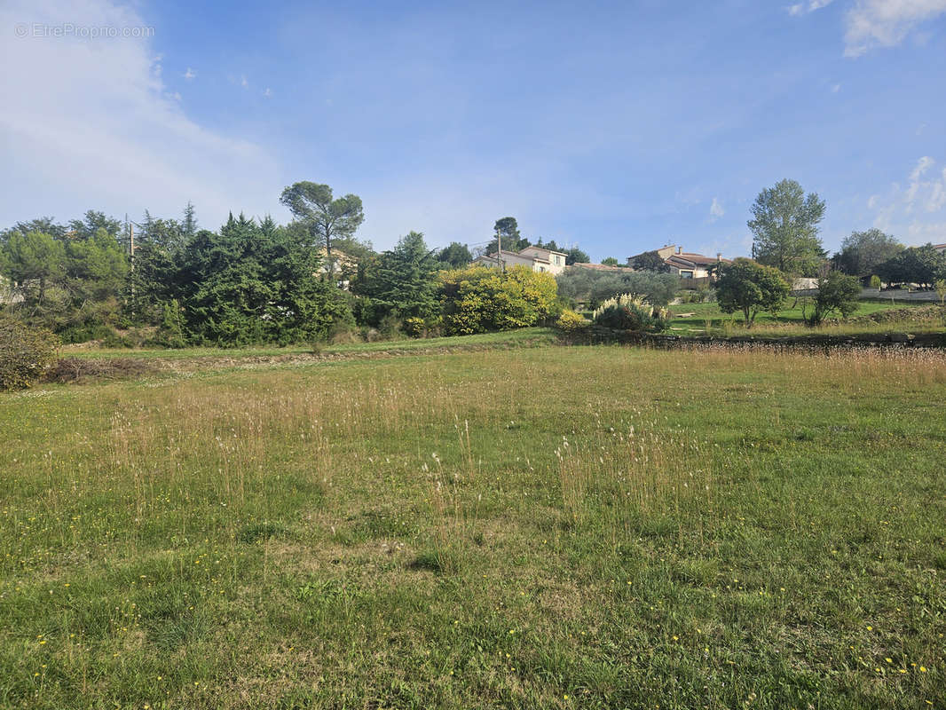 Terrain à SAINT-JULIEN-LES-ROSIERS