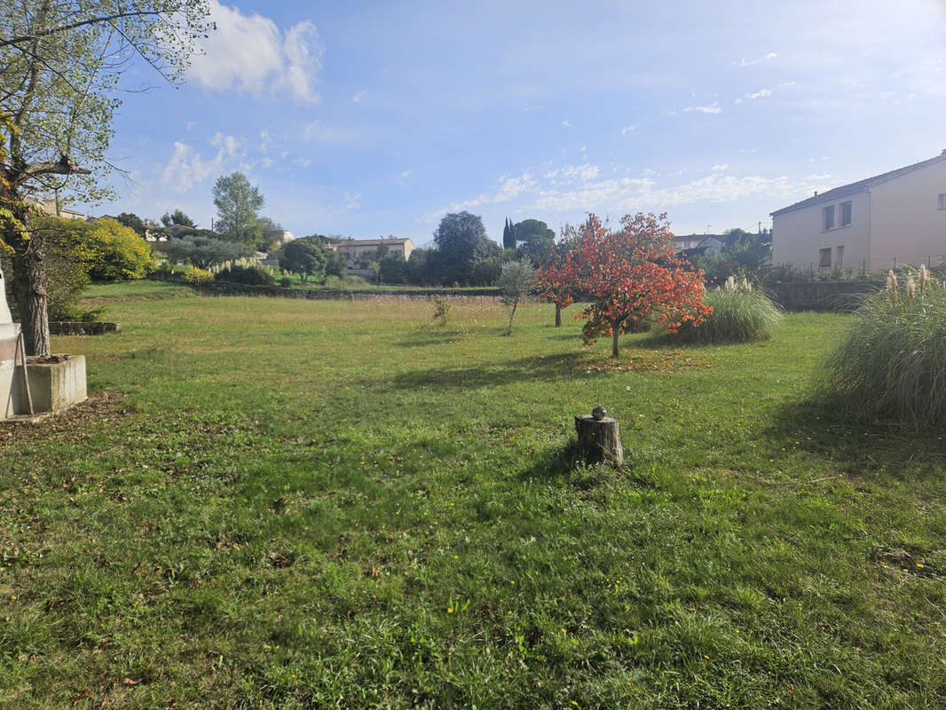 Terrain à SAINT-JULIEN-LES-ROSIERS