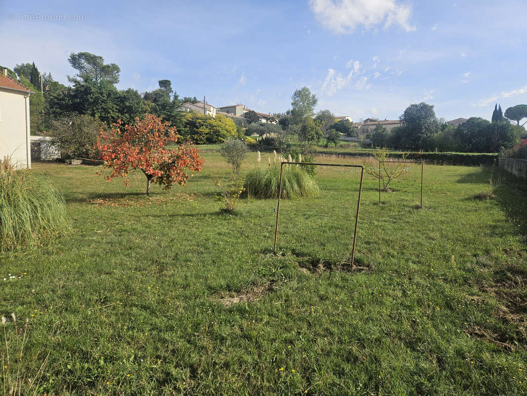 Terrain à SAINT-JULIEN-LES-ROSIERS