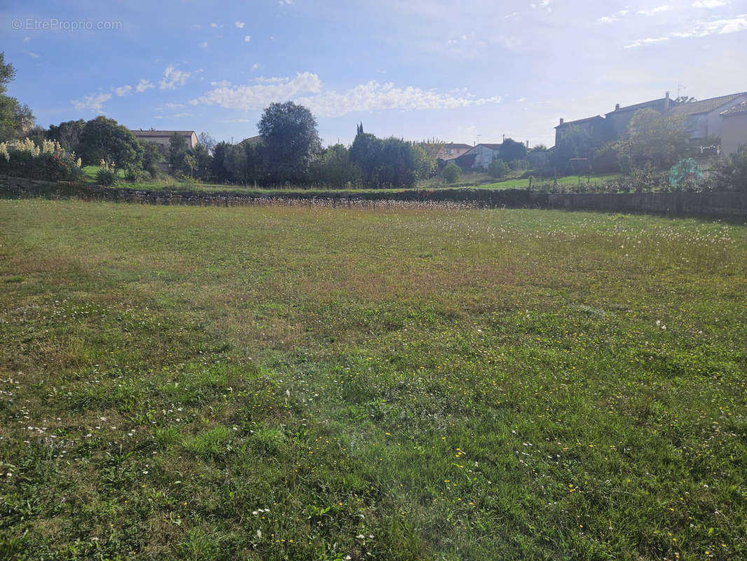 Terrain à SAINT-JULIEN-LES-ROSIERS