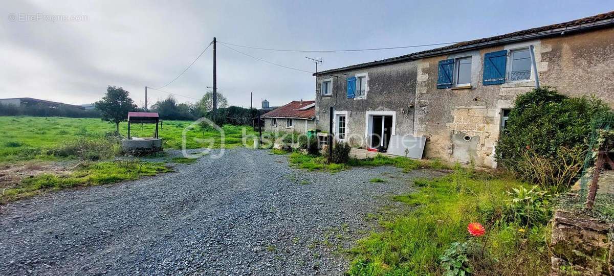 Maison à FENIOUX