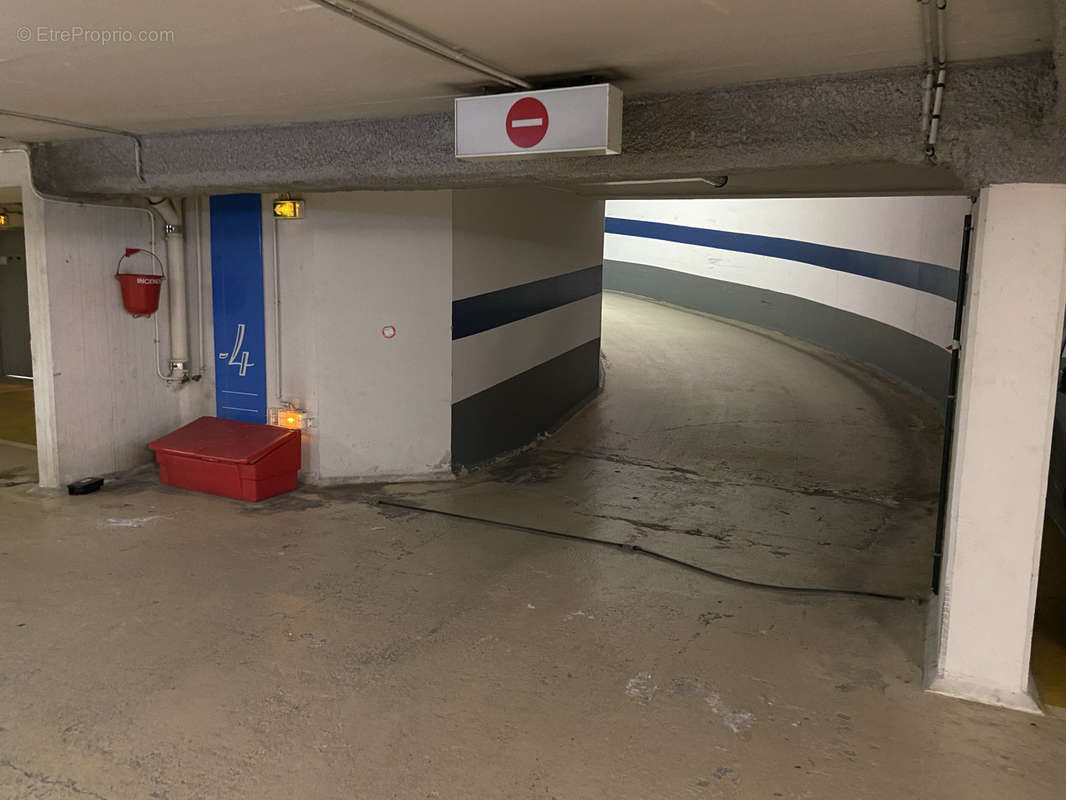 Parking à PARIS-15E