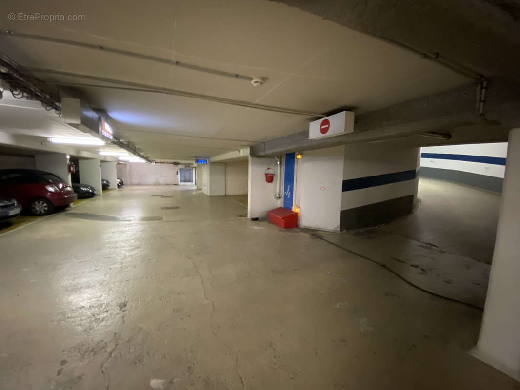 Parking à PARIS-15E