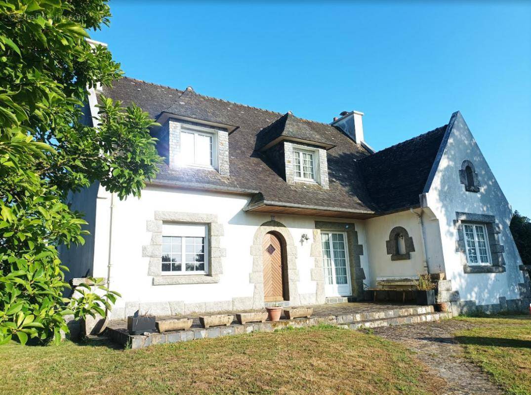 Maison à CHATEAUNEUF-DU-FAOU