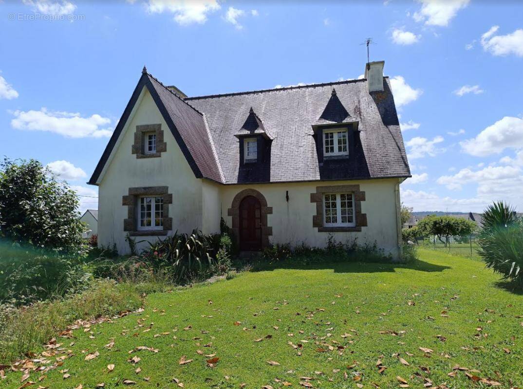 Maison à CHATEAUNEUF-DU-FAOU