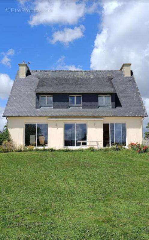 Maison à CHATEAUNEUF-DU-FAOU