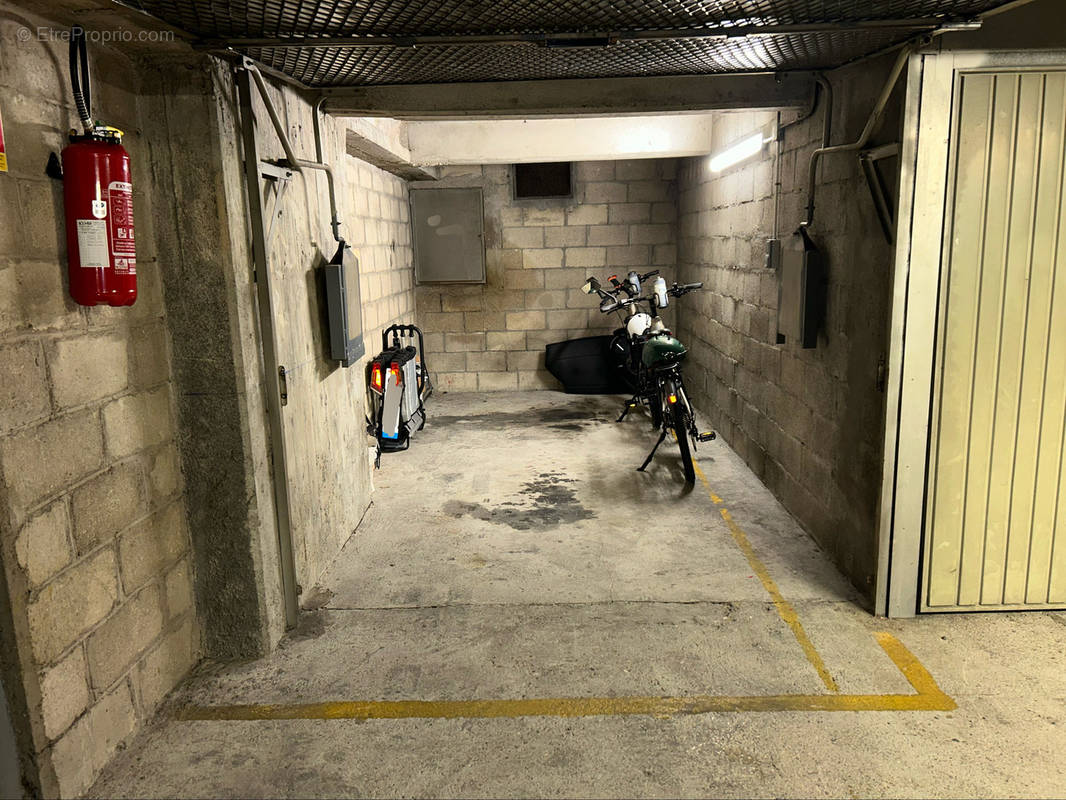 Parking à PARIS-16E