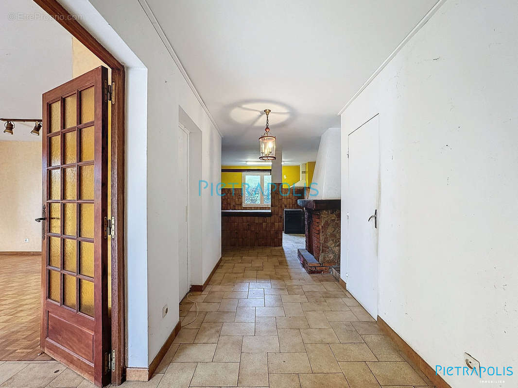 Appartement CIVRIEUX : entrée - Appartement à CIVRIEUX