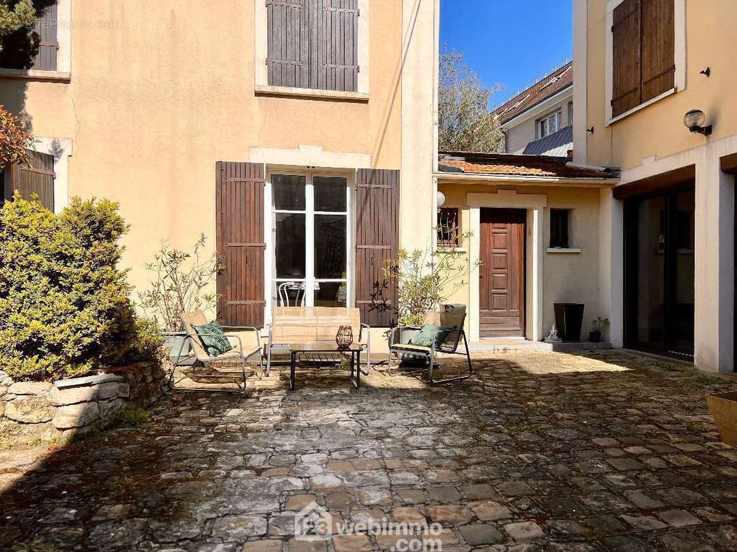 Demeure avec son extension - Charme de l&#039;ancien et modernité 112 m² de surface extérieure - Maison à BAGNEUX