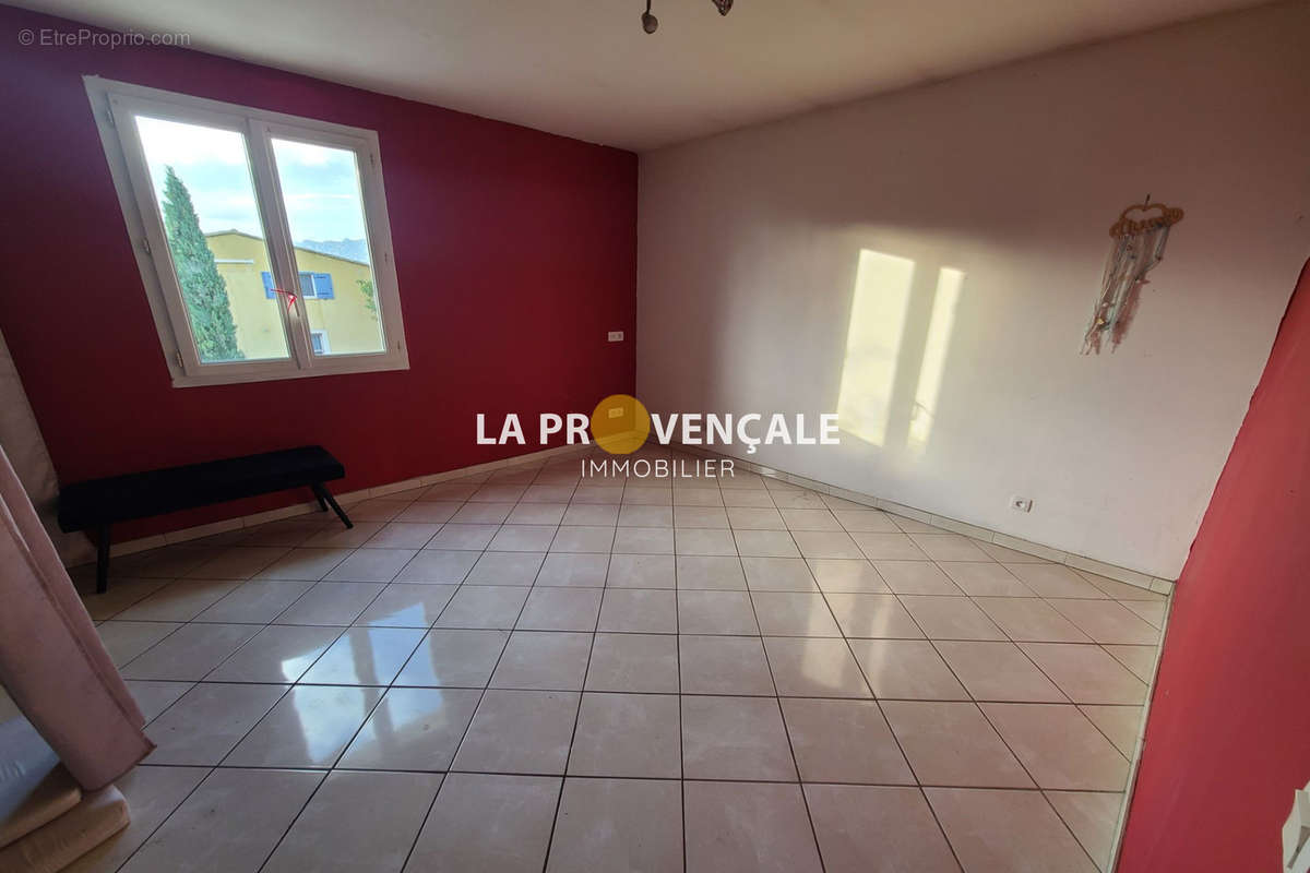 Appartement à POURRIERES