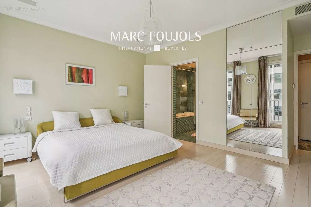 Appartement à PARIS-16E