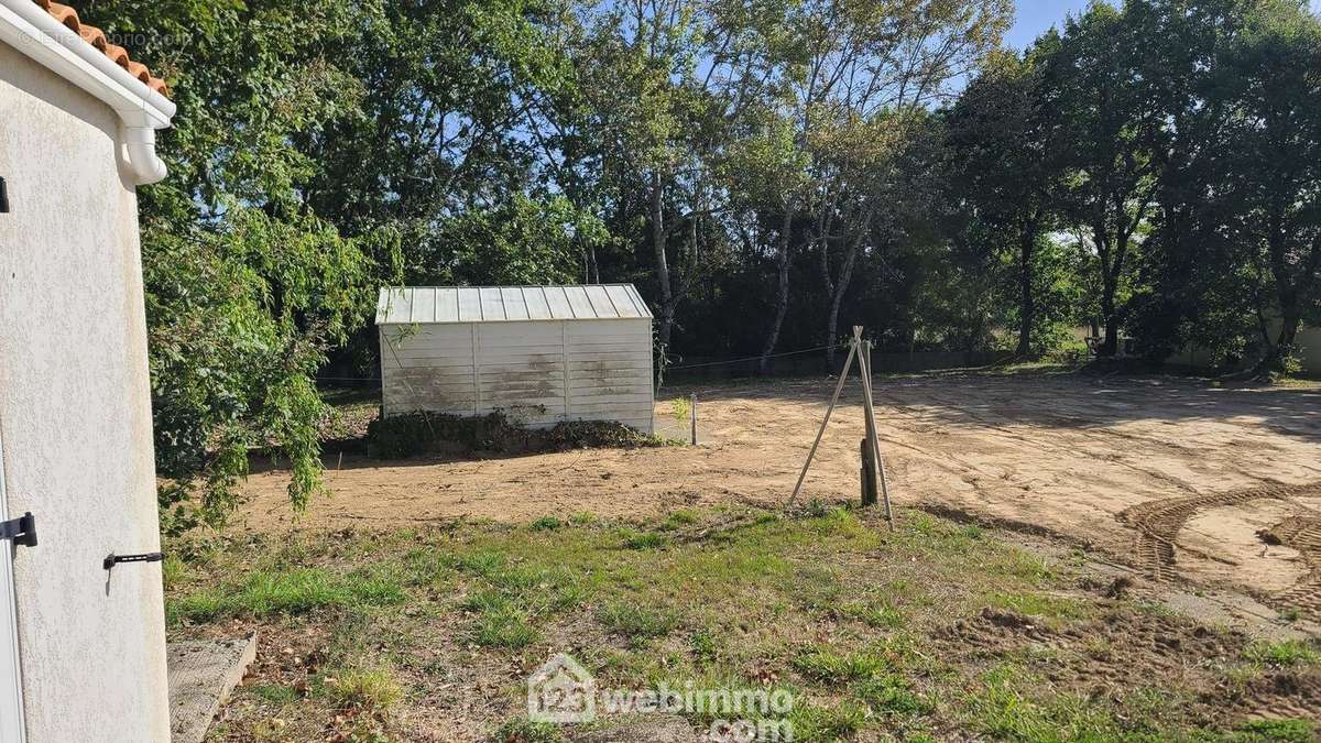 Garage maçonné de 20m² et un cabanon sont disponibles sur la parcelle - Terrain à TALMONT-SAINT-HILAIRE