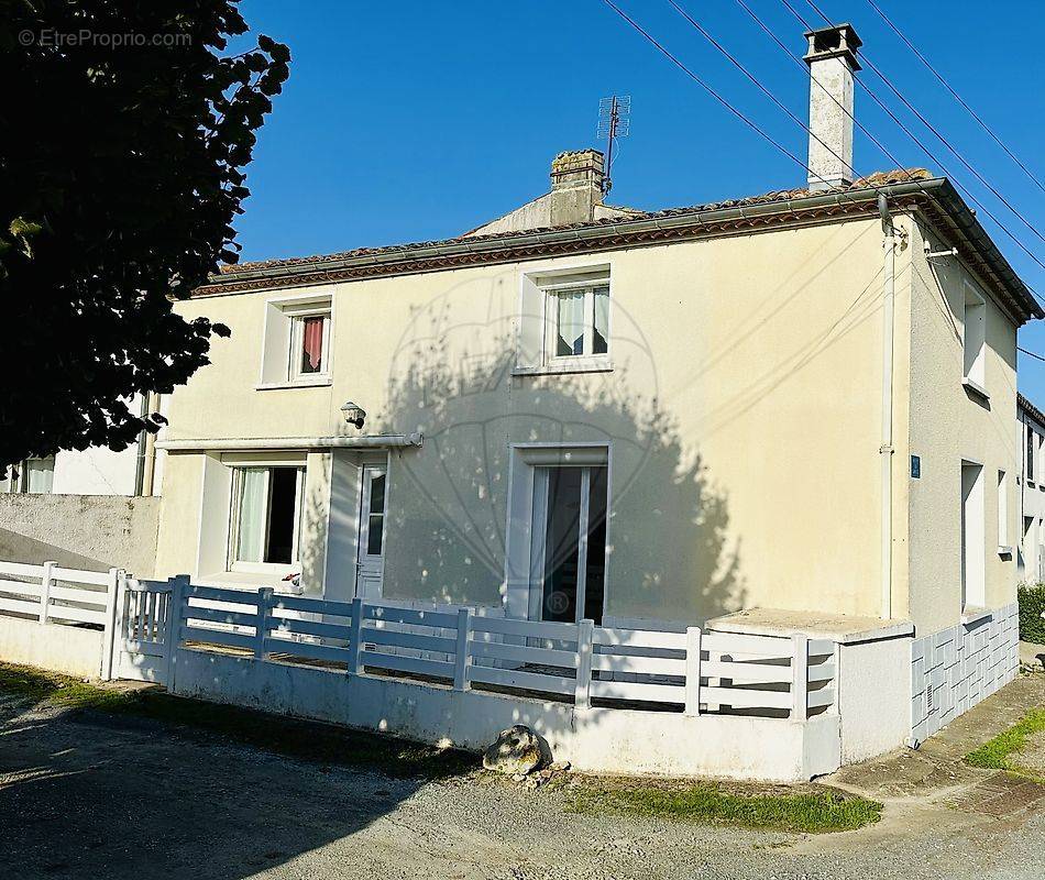 Maison à SAINT-ROMAIN-DE-BENET