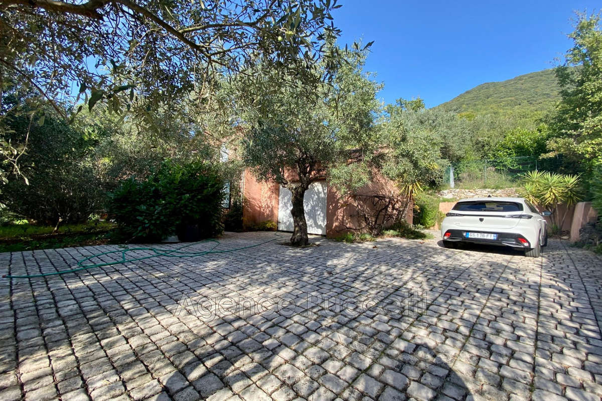 Maison à TOURRETTES-SUR-LOUP