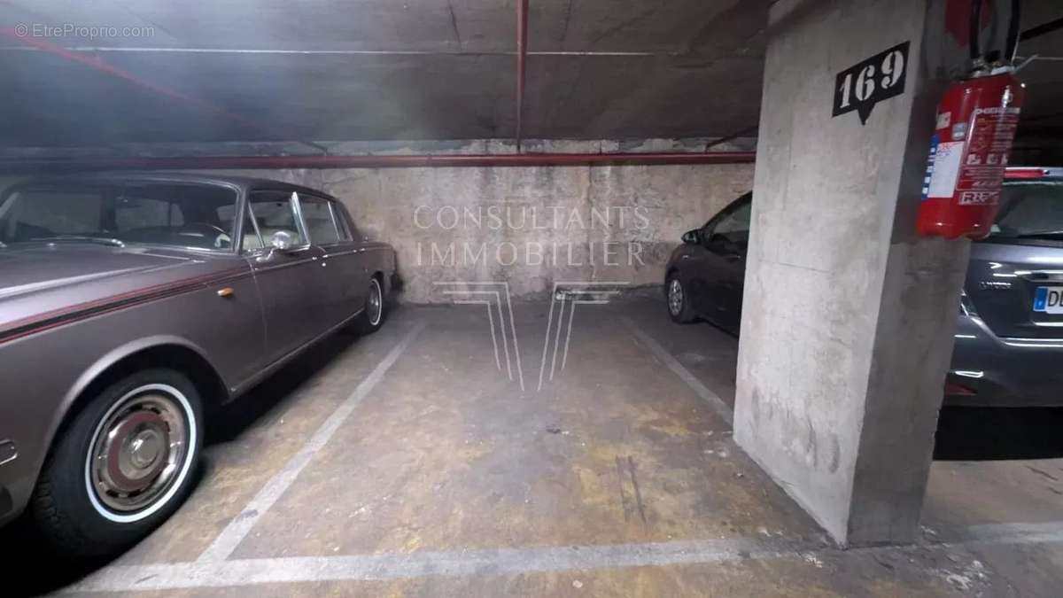 Parking à PARIS-15E