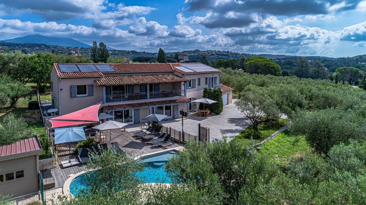 Maison à CHATEAUNEUF-GRASSE