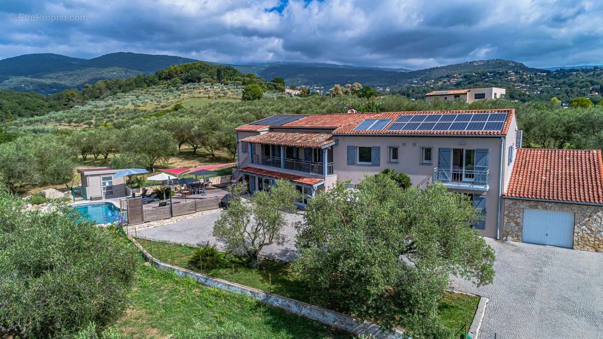 Maison à CHATEAUNEUF-GRASSE