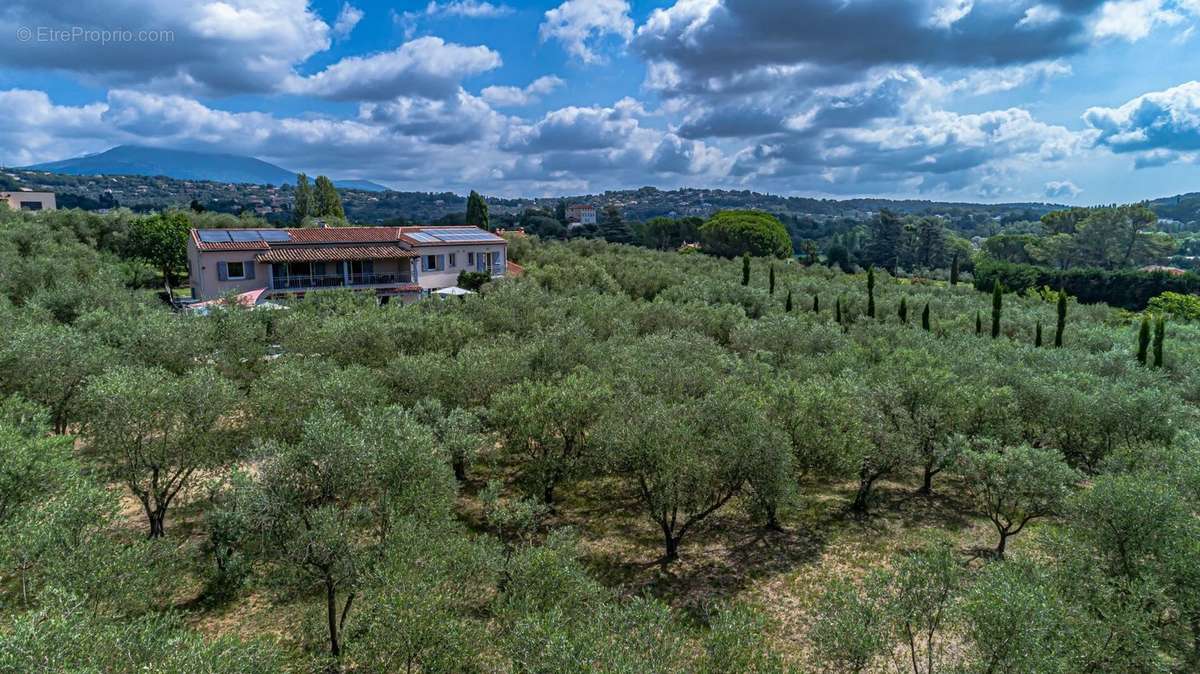 Maison à CHATEAUNEUF-GRASSE